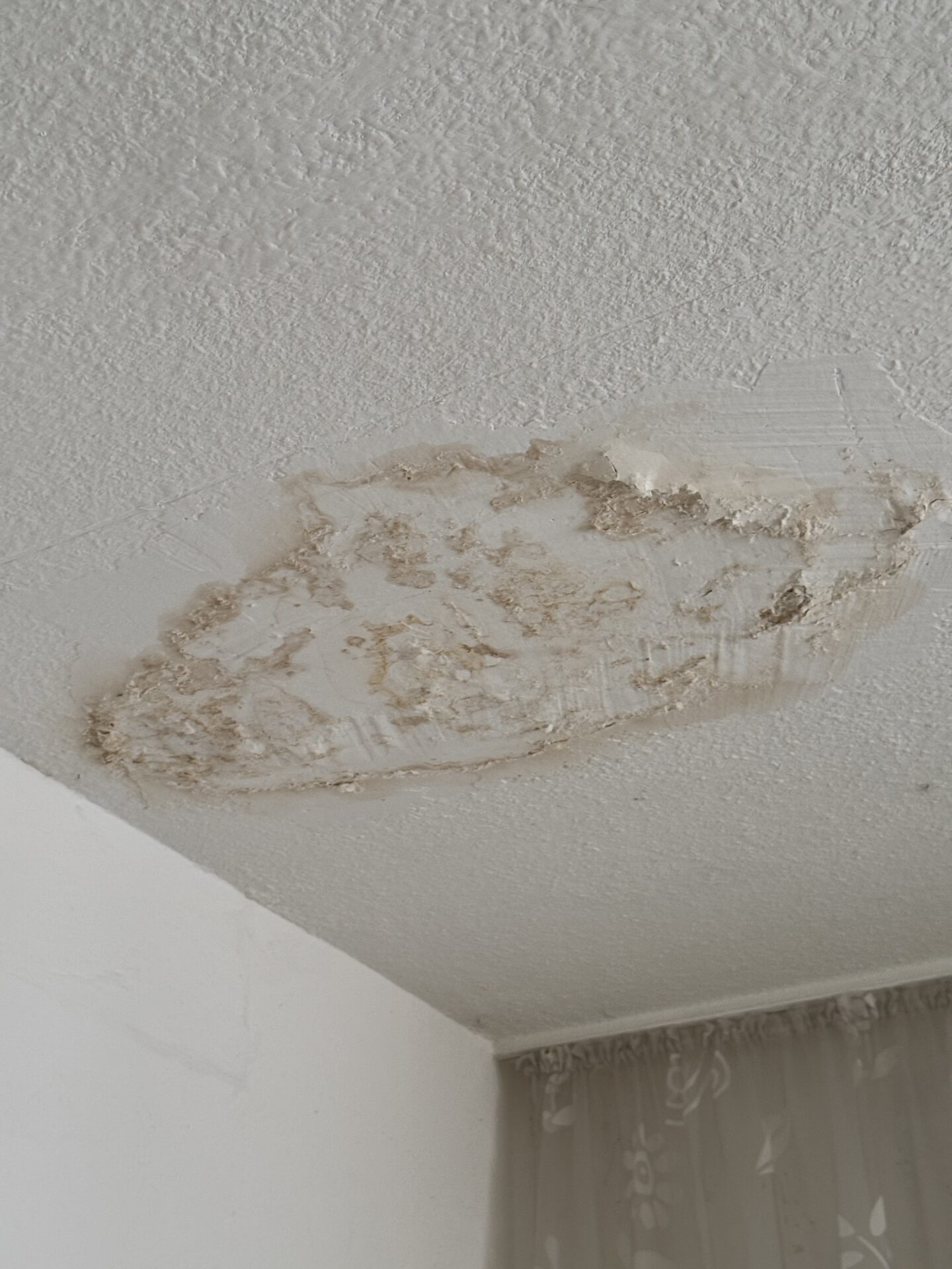 Feuchtigkeitsschäden an der Decke eines Hauses, entdeckt durch Immoversteher Valerius Prill. 